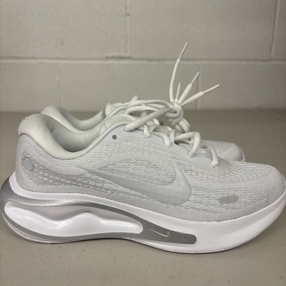 Nike Womens Sz 5 Journey Run Road Running Shoes White Silver Light Mesh Comfy - Picture 1 of 6
